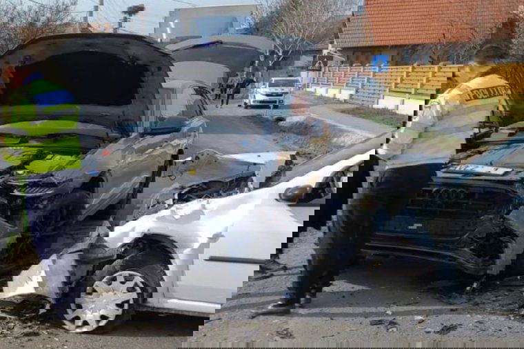 Két személyautó ütközött, jelentős anyagi károk keletkeztek