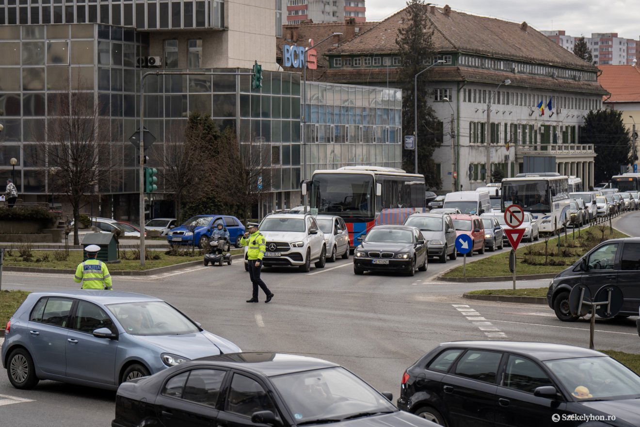 A közlekedési rendőrök megpróbálták irányítani a forgalmat, kisebb-nagyobb sikerrel •  Fotó: Haáz Vince