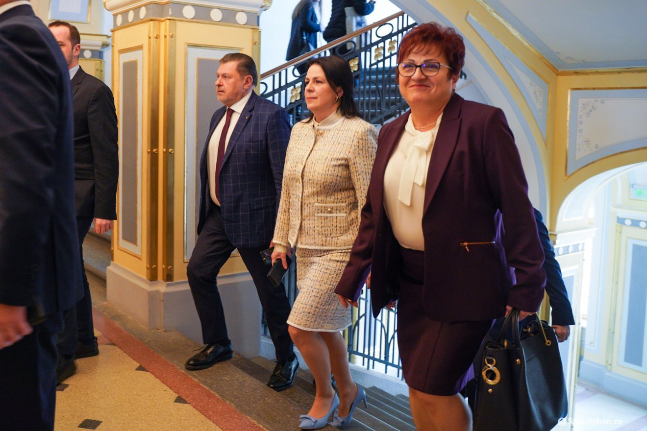 A miniszter, egy politikus és egy egészségügyi szakember •  Fotó: Haáz Vince