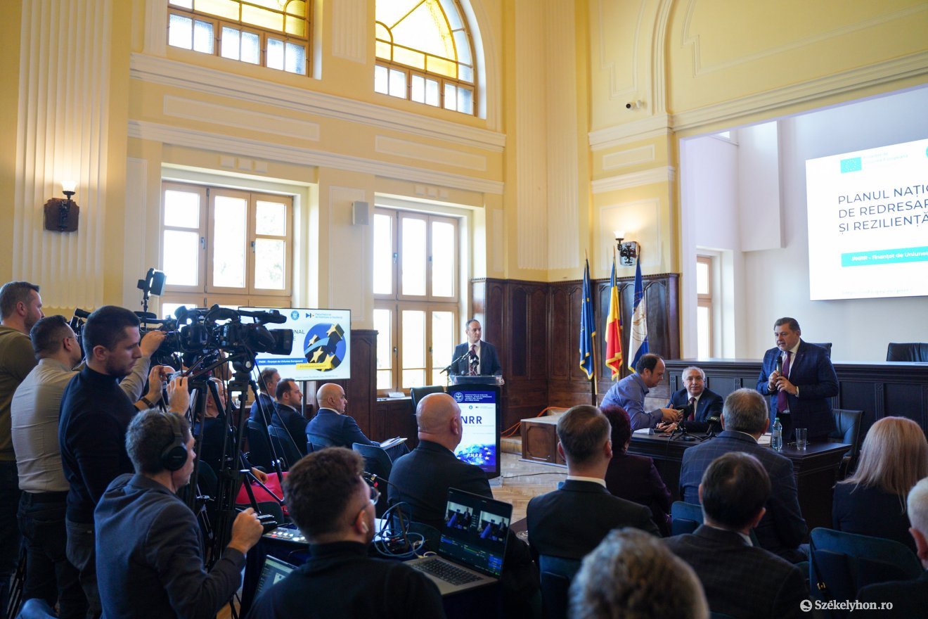 A szerződések aláírása nagy érdeklődésre tartott számot •  Fotó: Haáz Vince
