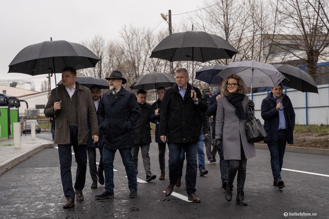 A hivatalosságok is megcsodálták az új járműveket •  Fotó: Haáz Vince