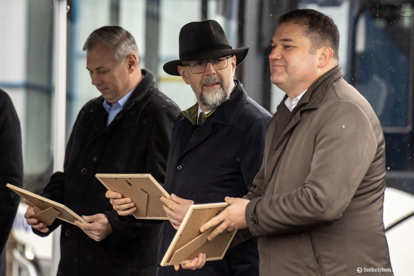 Bekeretezett ingyen buszbérletet is kaptak a vendégek •  Fotó: Haáz Vince