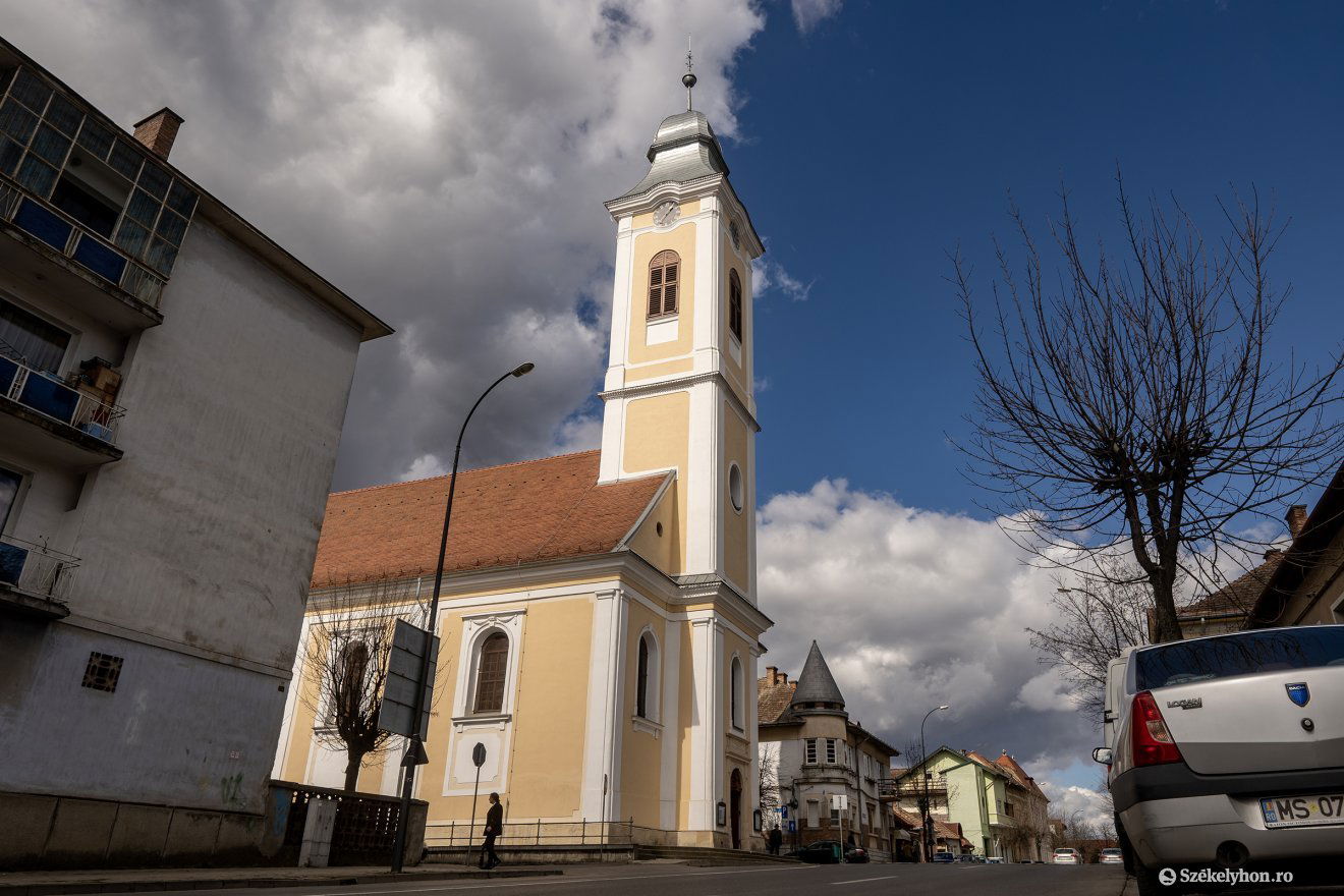Új ruhában pompázik a kétszázéves templom •  Fotó: Haáz Vince