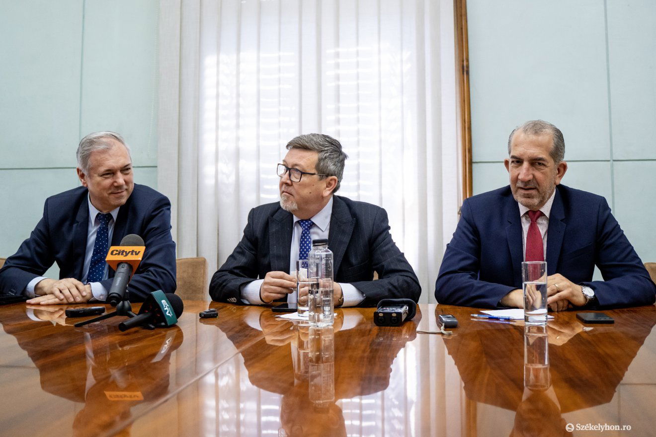 Bogdan Chirițoiu (középen) nem akart Maros megyei ügyekről beszélni •  Fotó: Haáz Vince