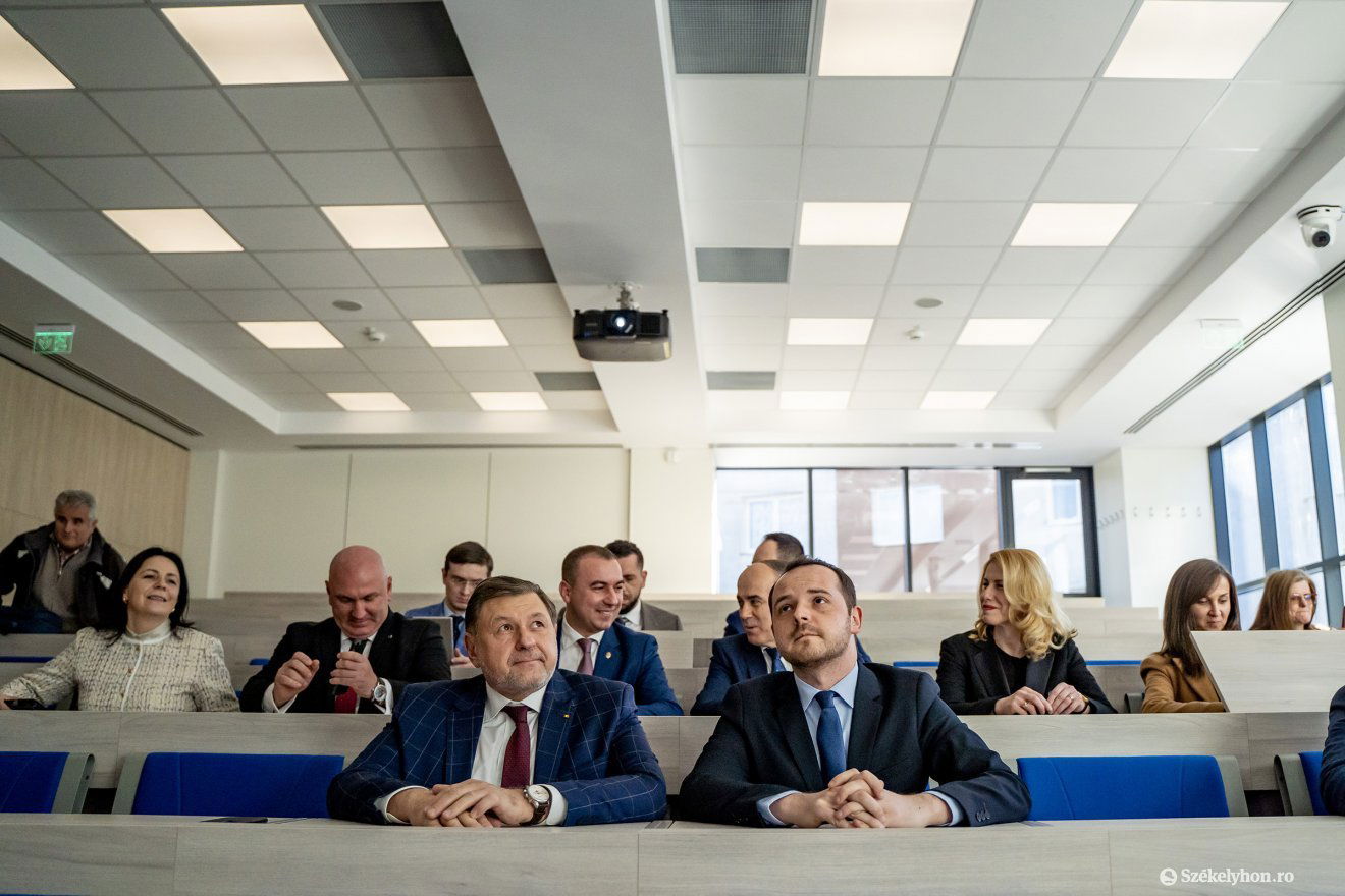 Nem egyetemisták, politikusok és egészségügyi szakemberek •  Fotó: Haáz Vince