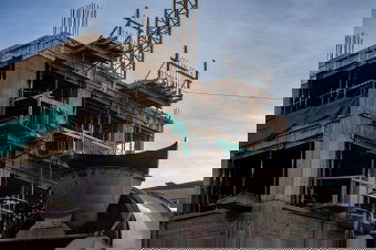 Bajban az építőipar: fizetésképtelenség fenyegetheti az ingatlanfejlesztők bő 70 százalékát