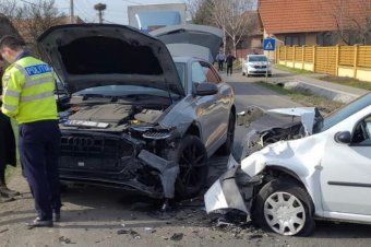 Két személyautó ütközött, jelentős anyagi károk keletkeztek