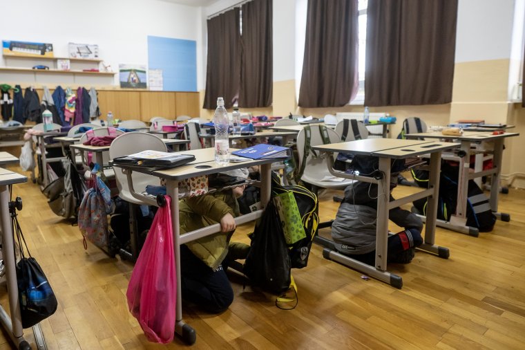 Ezek a diákok már tudják, hogy mit kell tenni földrengés esetén