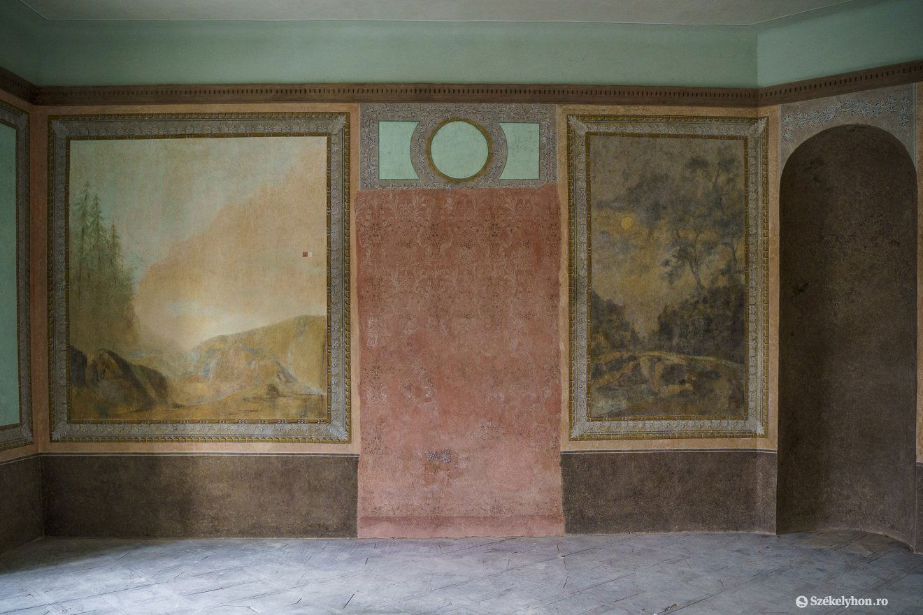 Restaurálták a falon levő alkotásokat •  Fotó: Haáz Vince