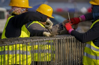 Mintegy 800 lejjel csökkenhet az építőipari dolgozók fizetése adókedvezményeik megszüntetése esetén
