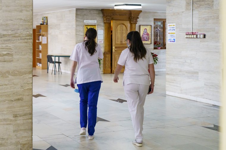 Emelik az egészségügyben és a szociális ellátásban dolgozók bérét – Ciolacu szerint régi méltánytalanságokat orvosolnak