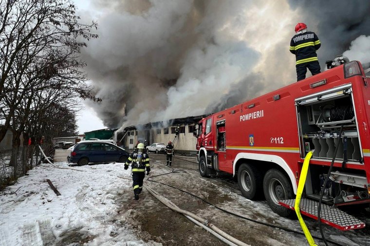 Raktárhelyiség gyulladt ki Marosvásárhelyen, robbanásveszélyre figyelmeztettek
