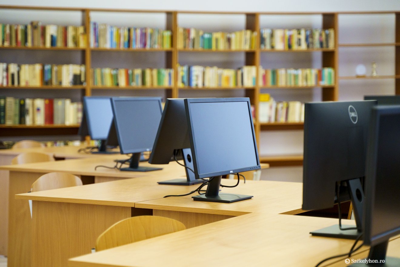 Felszerelt informatikai labor a kerelőszentpáli iskolában. Sok tanintézetet felújítottak és kibővítettek az elmúlt években •  Fotó: Haáz Vince