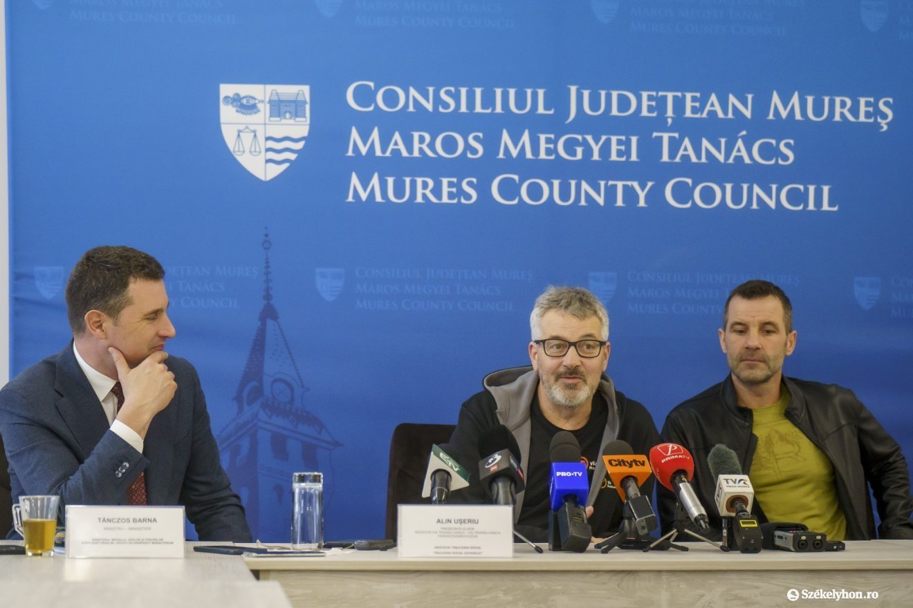 A miniszter és az Uşeriu testvérek •  Fotó: Haáz Vince