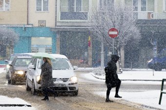 Sárga figyelmeztetés: hóviharok érintenek 14 megyét szombat estétől