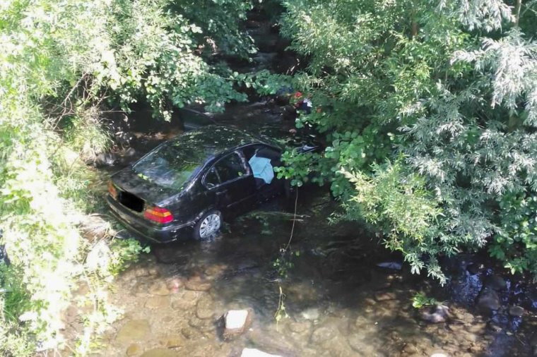 Autó és motorkerékpár is patakmederbe zuhant alig fél nap alatt
