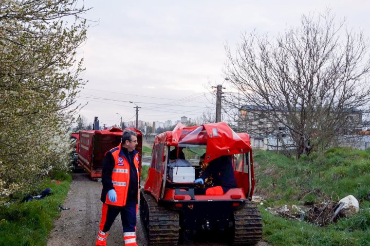 Tűzoltók vitték a mentősöket a megközelíthetetlen helyen született csecsemőhöz