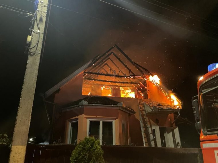 Hatalmas lángok csaptak fel Márkod főutcáján