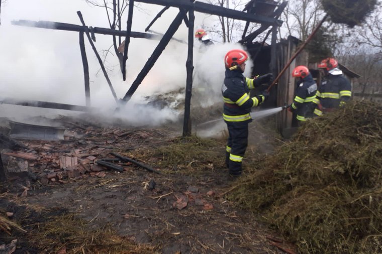Kigyulladt egy szénát tároló melléképület
