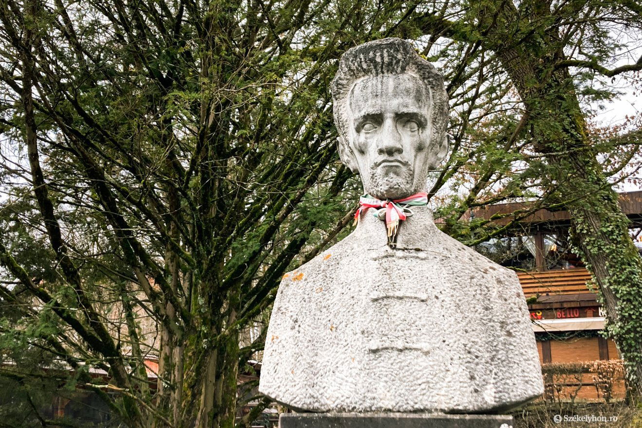 Petőfi szobra Szovátán •  Fotó: Szatmári Bence