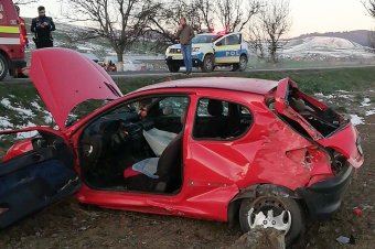 Lesodródott egy autó az úttestről, ketten megsérültek