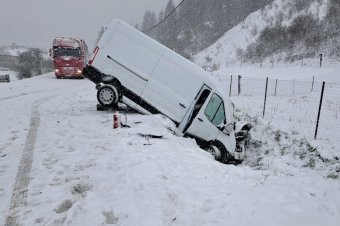 Árokba borult autó Hargita megyében, roncsok közé szorult személy Maros megyében