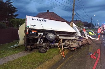 Hídfőnek ütközött egy gépjármű, a sofőrt a roncsok közül kell kimenteni