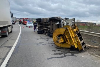 Felborult egy oxigénpalackokat szállító gépjármű Maros megyében