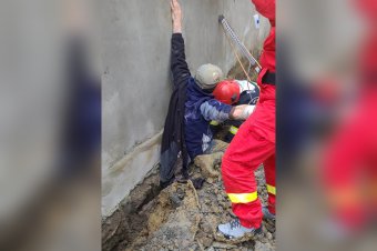 Fal alá szorult személyhez hívtak segítséget