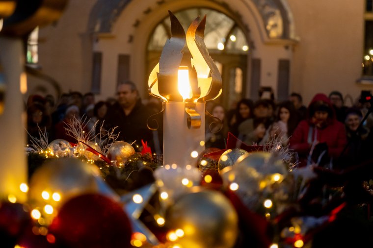 Marosvásárhely adventi koszorúján is meggyújtották az első gyertyát, a hit gyertyáját
