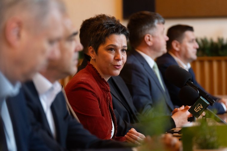 Magassarkúban is helytállnak a döntéshozatalban