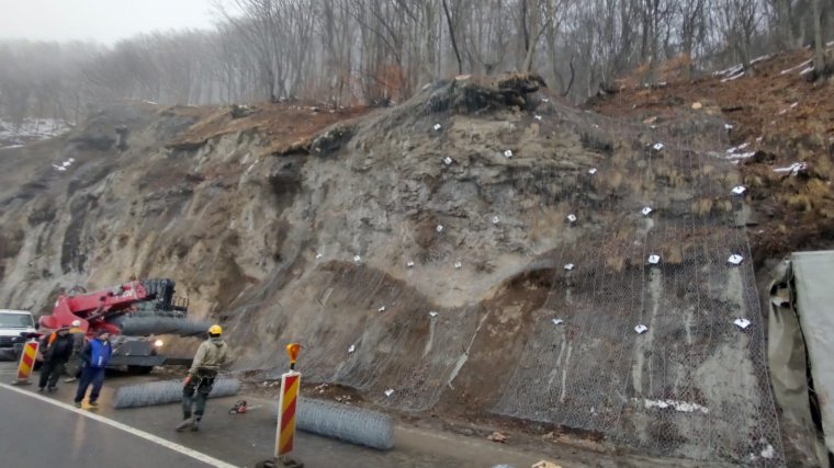 Sziklarobbantás miatt útszakaszokat zárnak le a Maros völgyében
