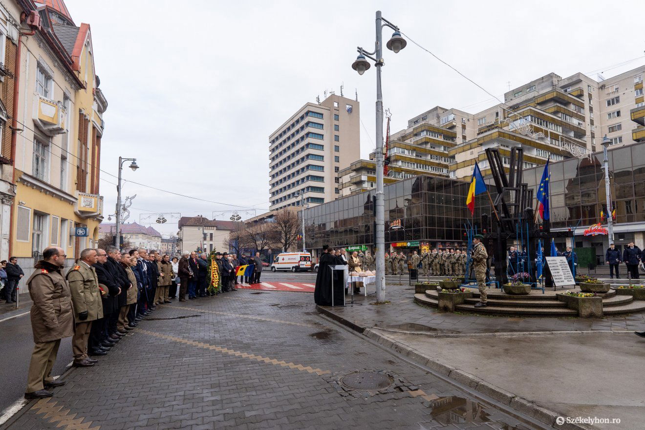 A főtéren levő emlékmű •  Fotó: Haáz Vince