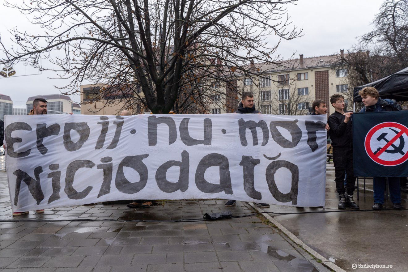 Pár fiatal is jelen volt a megemlékezésen •  Fotó: Haáz Vince