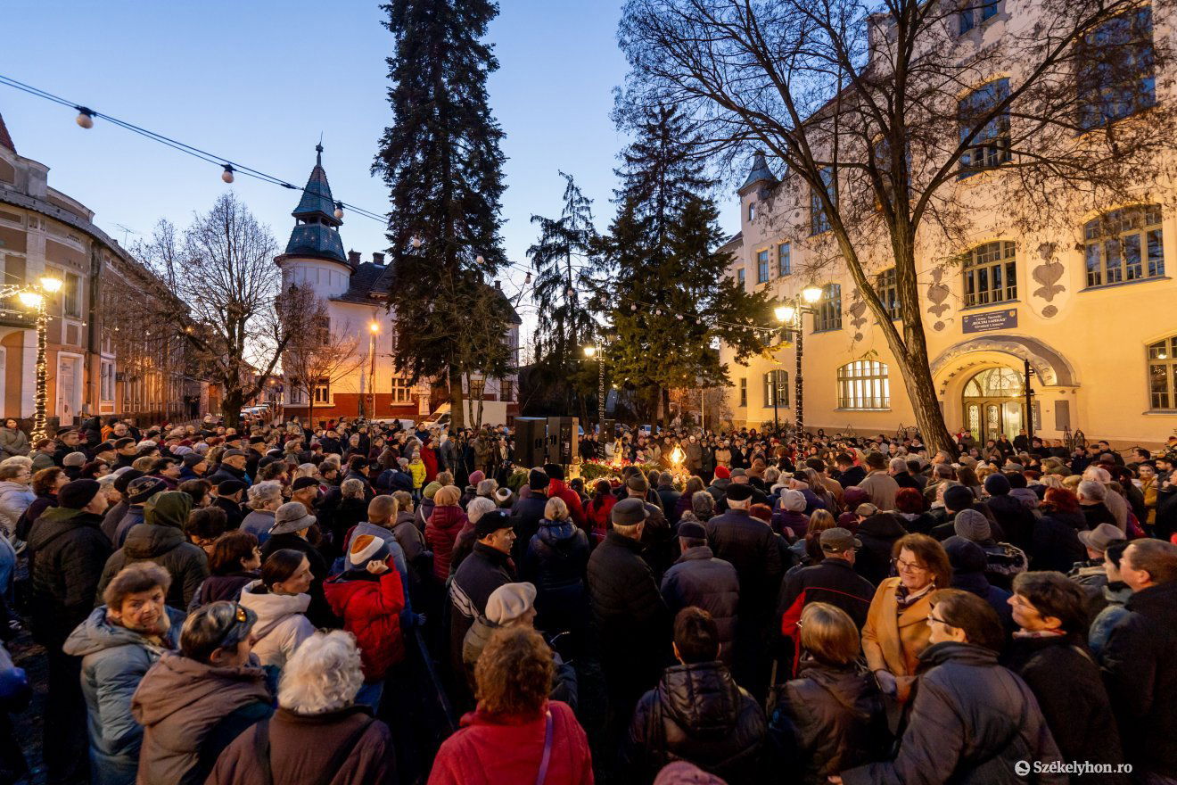 Advent első vasárnapján megtelt a Bolyai tér ünneplő magyarokkal •  Fotó: Haáz Vince