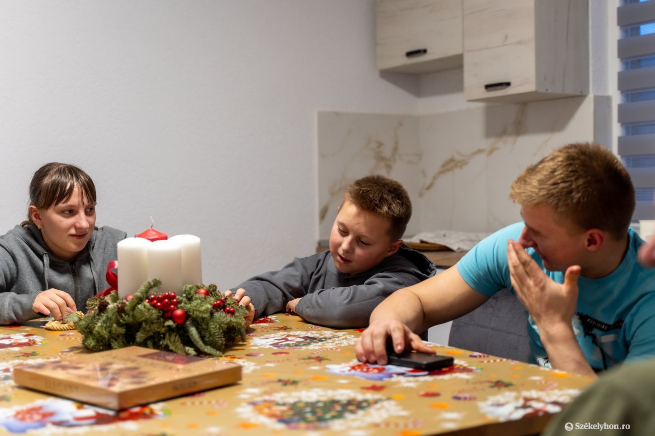Az ötödikes Csongor mesélt nekünk arról, hogyan lakják be az új tereket •  Fotó: Haáz Vince