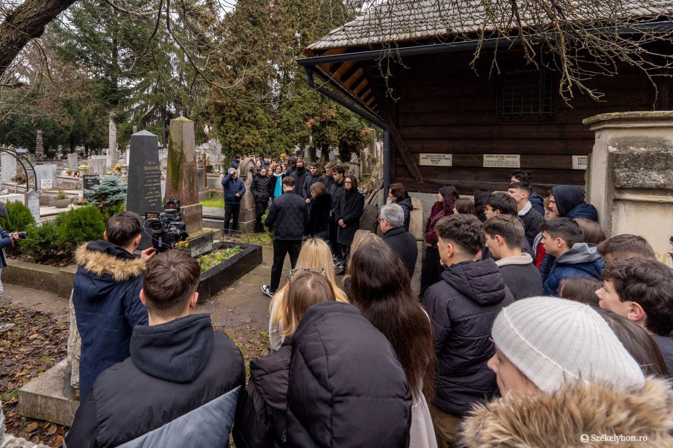 A két Bolyai sírja előtt emlékeztek a diákok •  Fotó: Haáz Vince