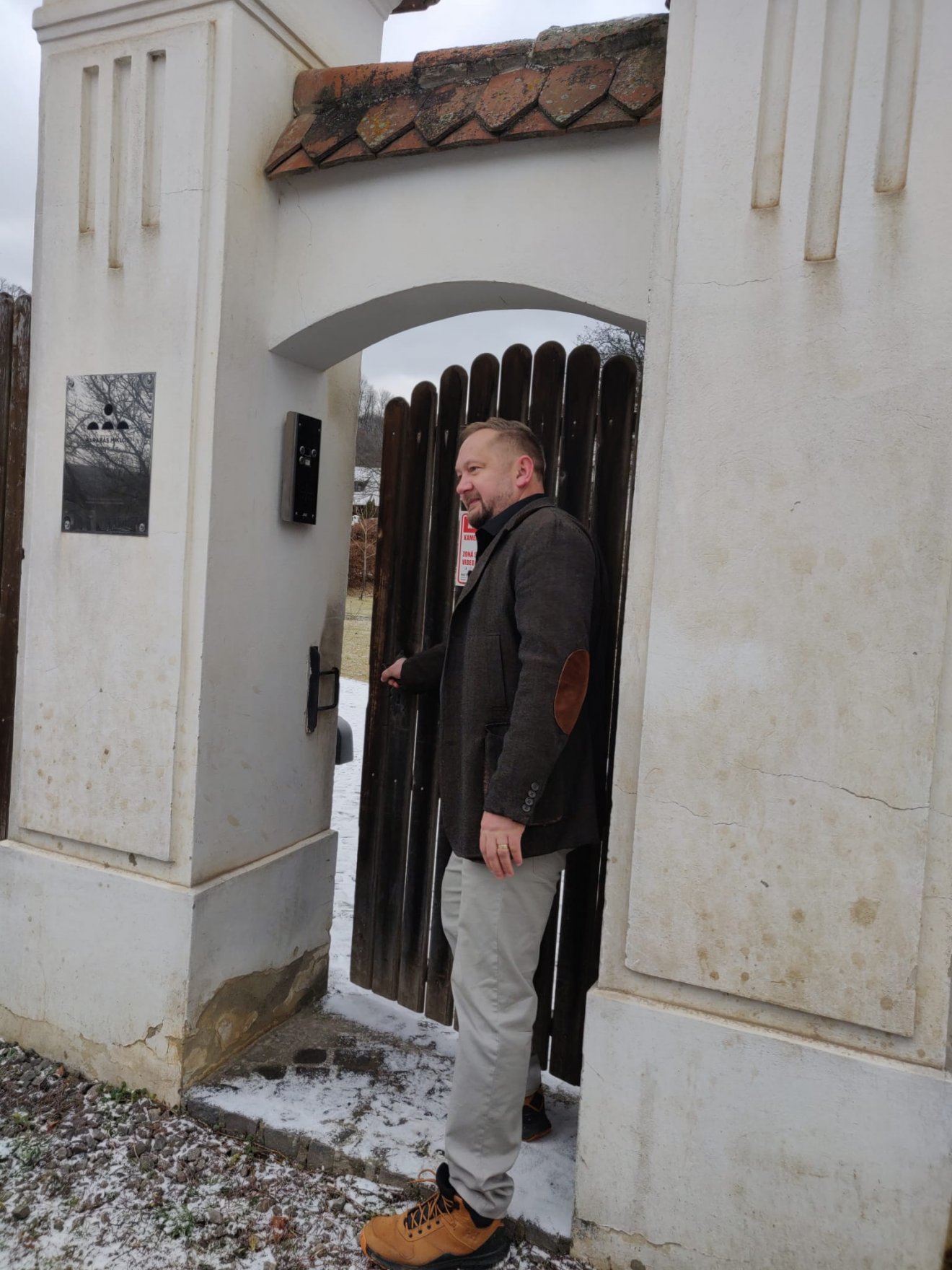 Csiszér Gábor, a Közösségért Alapítvány képviselője, a Gaál Kúria ügyvezetője mutatta be nekünk a kúriát •  Fotó: Hajnal Csilla