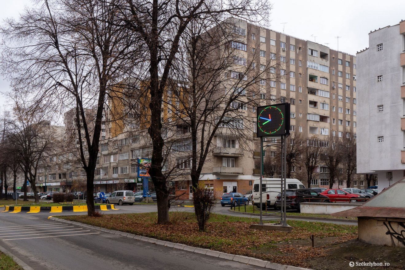 Ilyen lett az új marosvásárhelyi köztéri óra •  Fotó: Haáz Vince