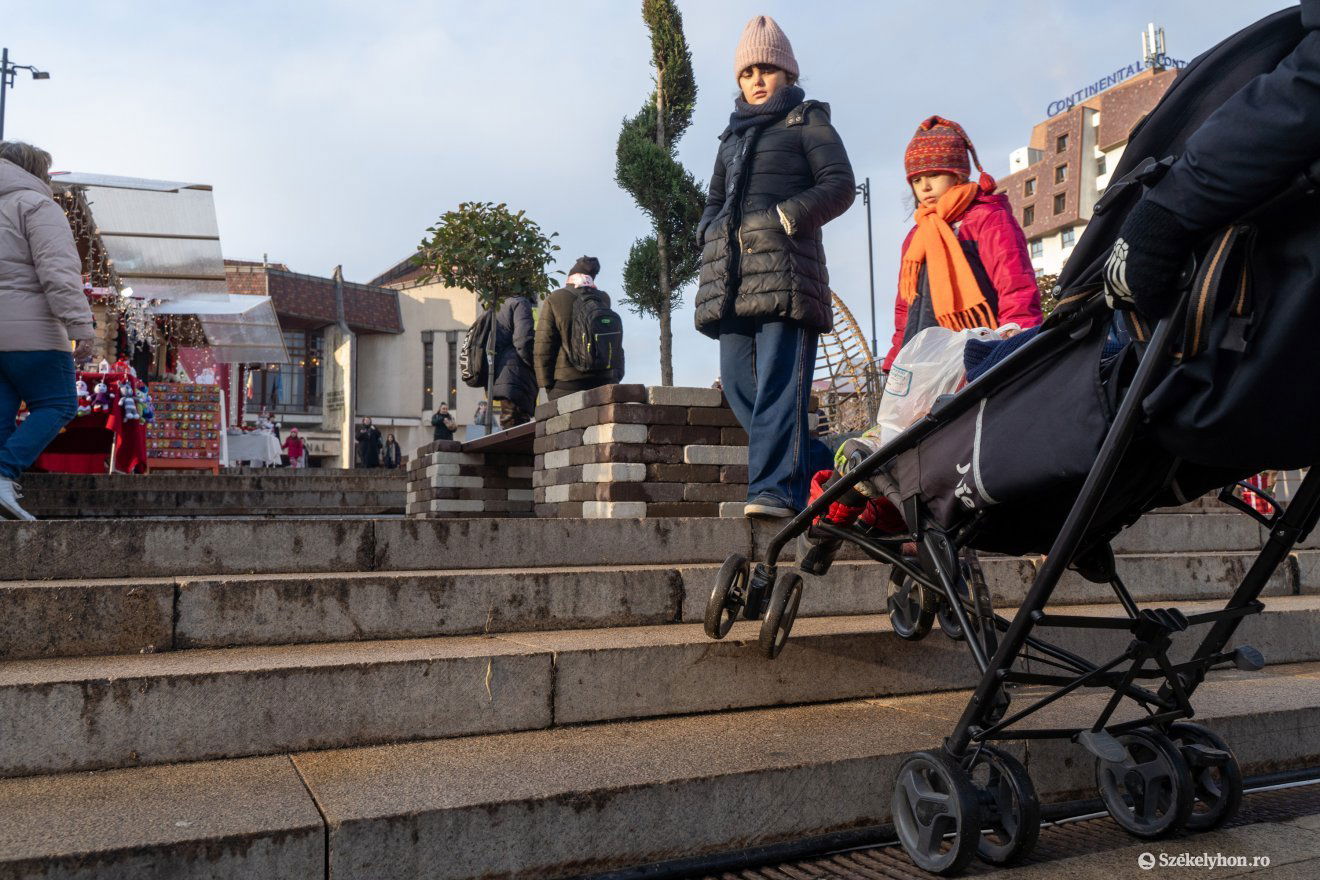A babakocsival idén sem olyan könnyű feljutni •  Fotó: Haáz Vince
