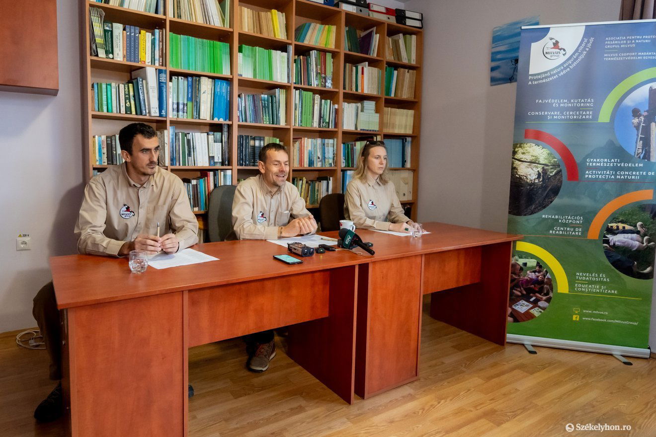 Bărbos Lőrinc (balra) biológus mesélt a színpompásmadár védelméről •  Fotó: Haáz Vince