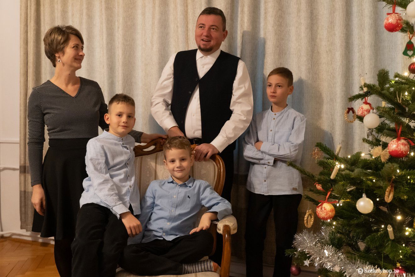 Az régi , felújított fotelben való üldögélés is része a családi ünnepnek •  Fotó: Haáz Vince