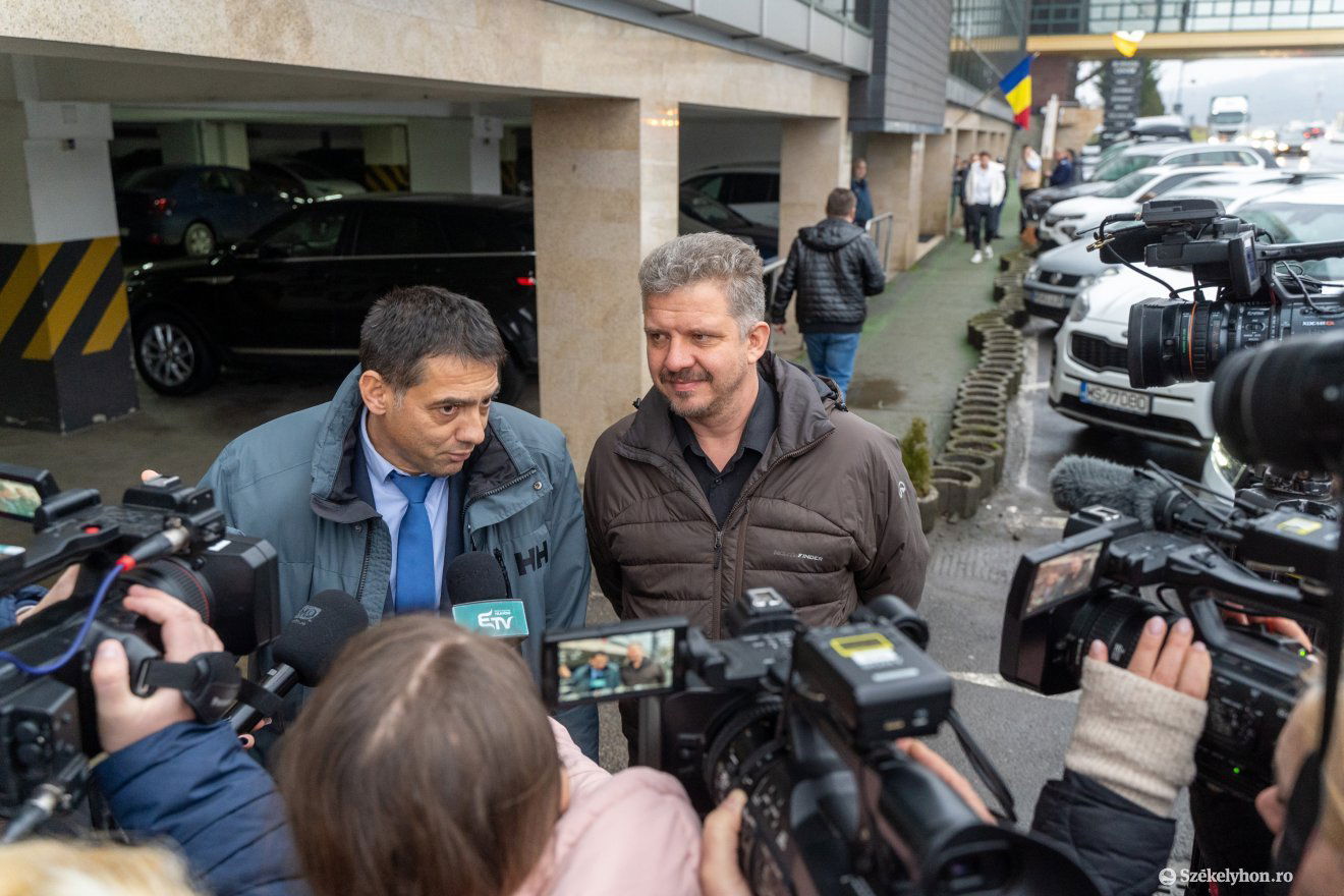 Soós Zoltán ügyvédje, Sergiu Bogdan társaságában •  Fotó: Haáz Vince