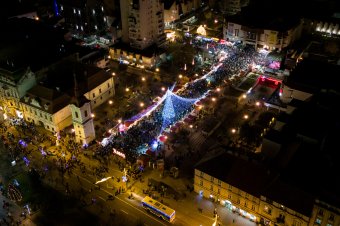 Pénteken nyílik a marosvásárhelyi karácsonyi vásár és ünnepi díszkivilágításba borul a város