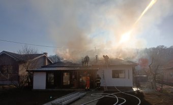 Lakóház teteje lángolt