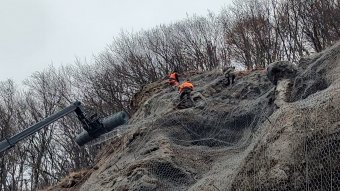 Védőhálókat szerelnek fel a sziklafalakra a Maros völgyében