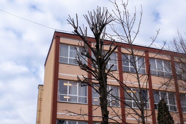Lezuhant egy osztályterem mennyezete, két diák megsérült