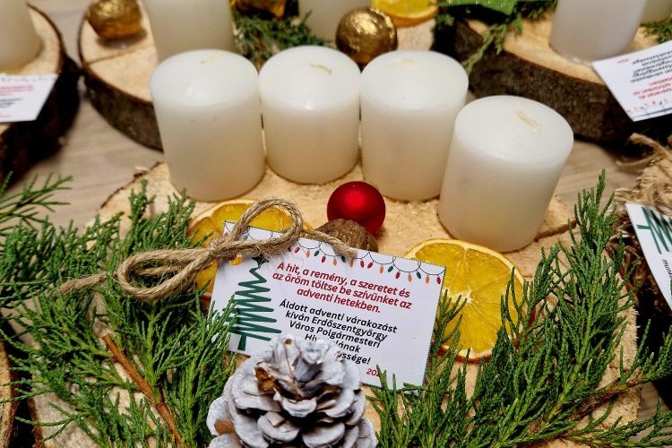 Kétszáz adventi koszorút készítettek ajándékba