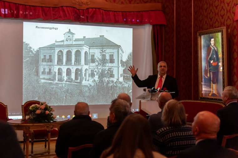 Akik kastélyt vásároltak a közösségnek