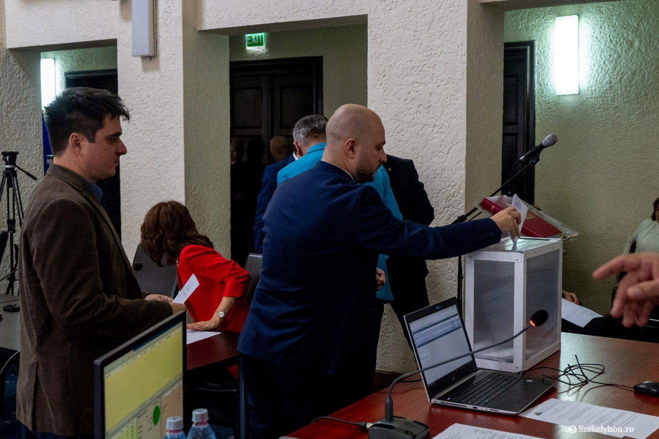 Megegyezett az RMDSZ és a PSD marosvásárhelyi szinten, így a voksolás gyors és zavartalan volt •  Fotó: Haáz Vince